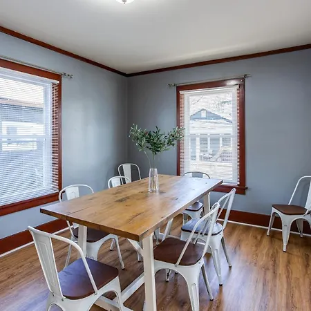 Spacious Home With In-Unit Laundry, Parking, 1Gb Wifi, & Patio Deck
